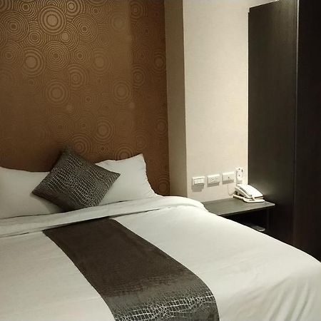 Boston Plus Hotel Chiayi City Exterior photo