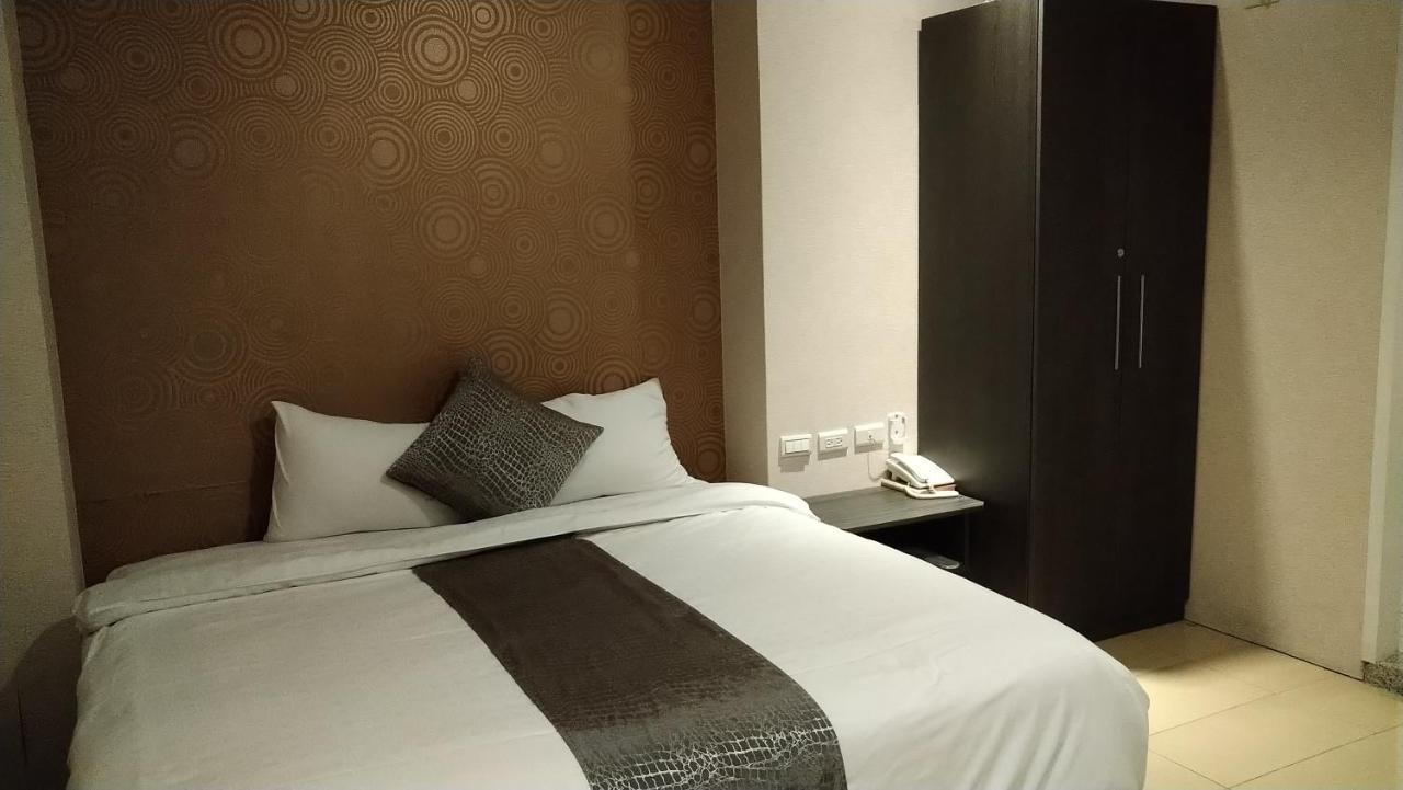 Boston Plus Hotel Chiayi City Exterior photo
