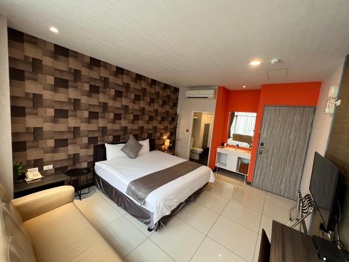 Boston Plus Hotel Chiayi City Exterior photo