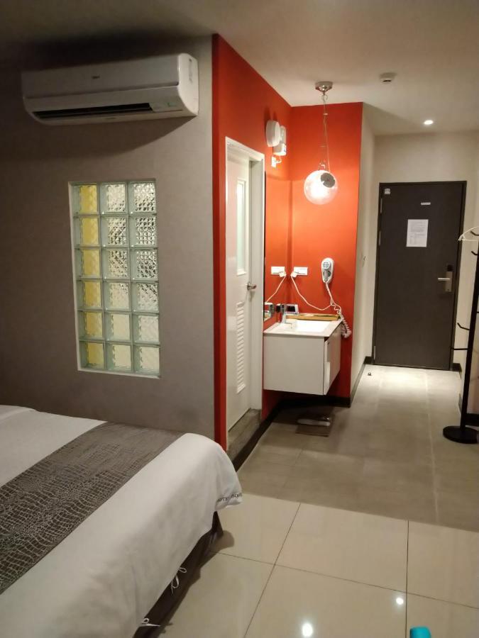 Boston Plus Hotel Chiayi City Exterior photo