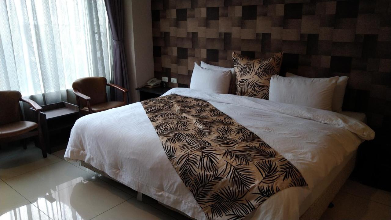 Boston Plus Hotel Chiayi City Exterior photo