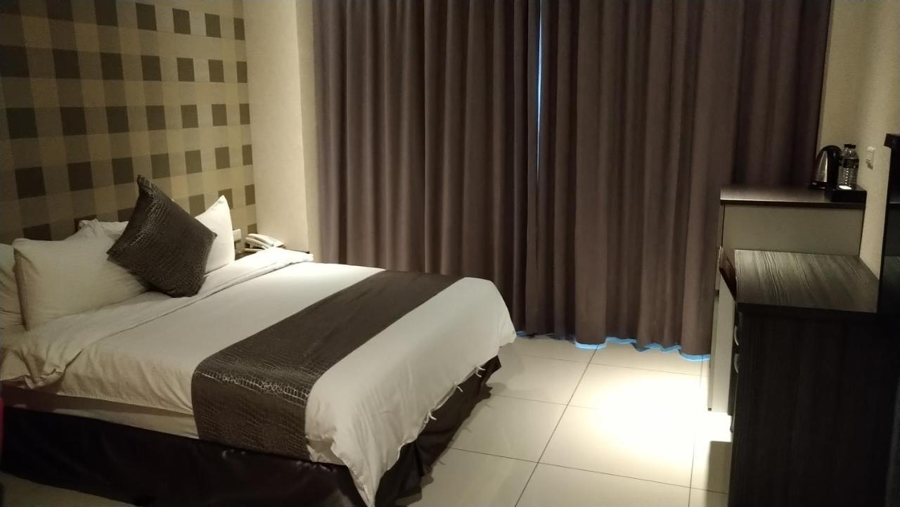 Boston Plus Hotel Chiayi City Exterior photo