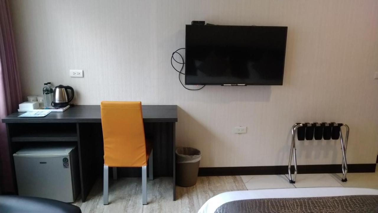 Boston Plus Hotel Chiayi City Exterior photo