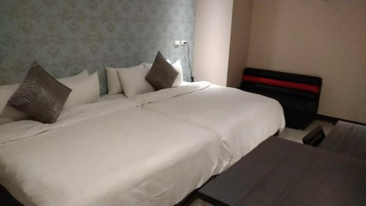 Boston Plus Hotel Chiayi City Exterior photo