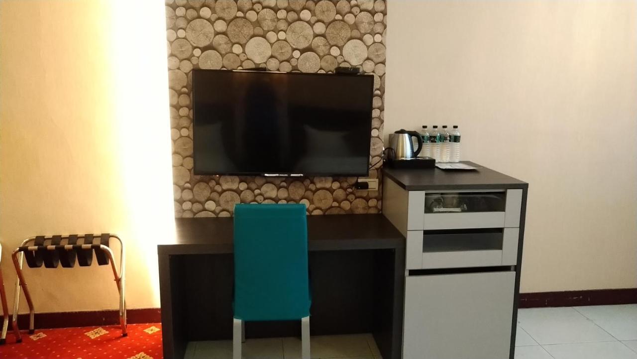 Boston Plus Hotel Chiayi City Exterior photo