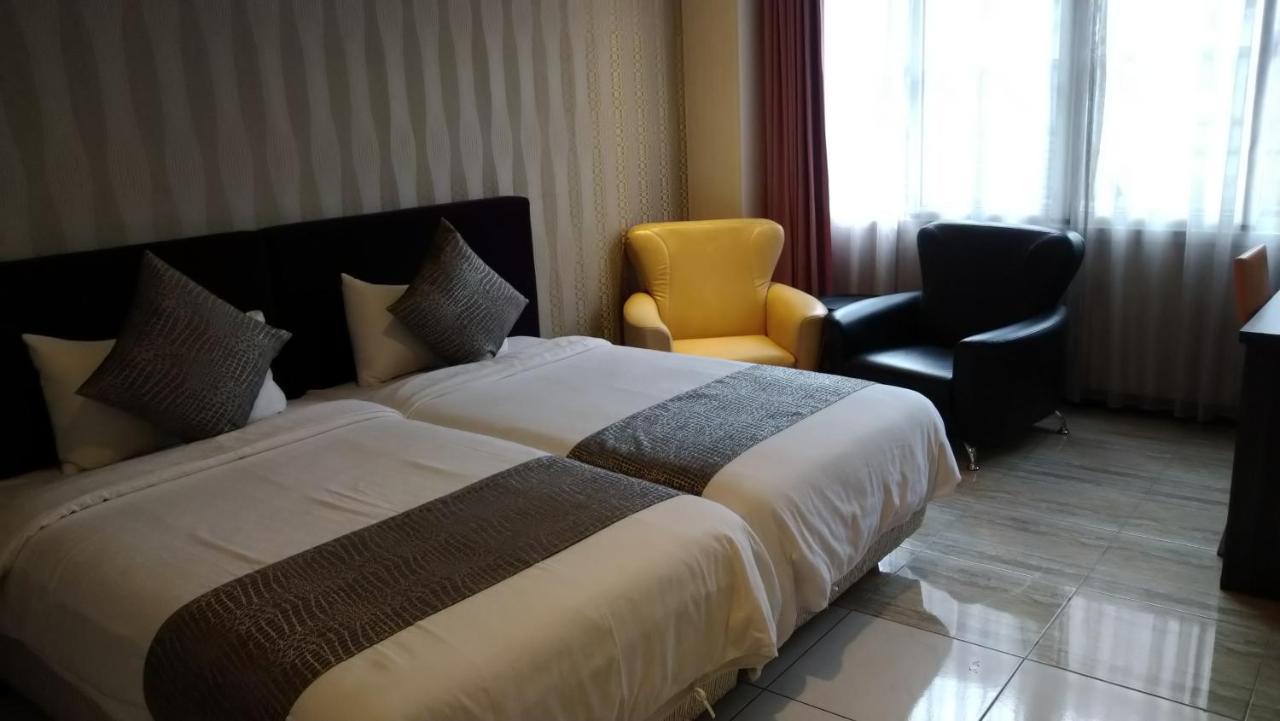 Boston Plus Hotel Chiayi City Exterior photo