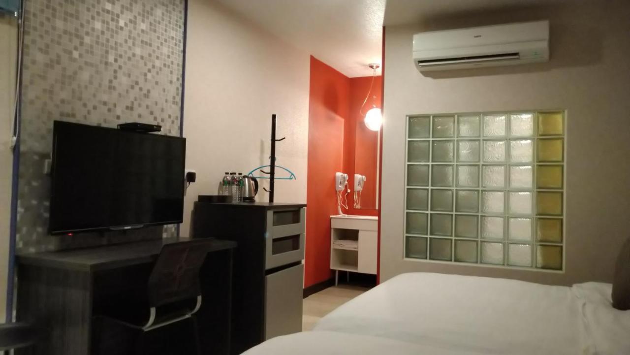 Boston Plus Hotel Chiayi City Exterior photo